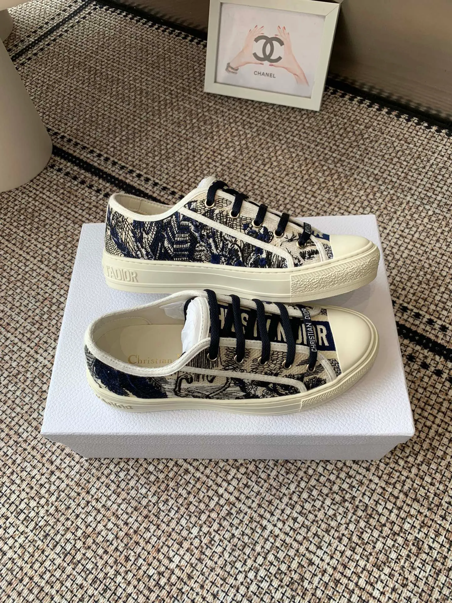 👟👟Ex-factory price 480👟👟 New color Dior Dior's new presbyopic embroidered canvas heighten thick-soled shoes, all details are consistent with the authentic ones ❗️Classic presbyopic with thick-soled series, fashionable and comfortable and also elongates the leg line, all original methods ❗️Original materials❗️ Classic embroidered presbyopic imported silk sheep lining, original cowhide lining for feet ❗️Refundable if not satisfied❗️ Code number 35-41 (40, 41 customized, non-returnable or exchangeable)